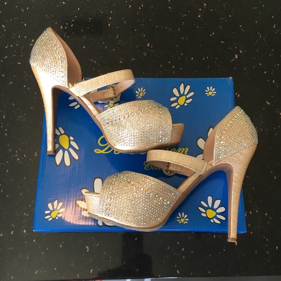 ⬇️Rhinestone bling nude high heels sz 8.5 (used) - Picture 2 of 7